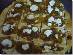 coca de cebolla y queso cabra