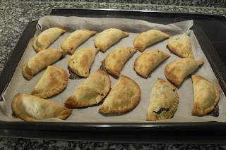 Bandeja de empanadillas grandes de pollo y espinacas horneadas.