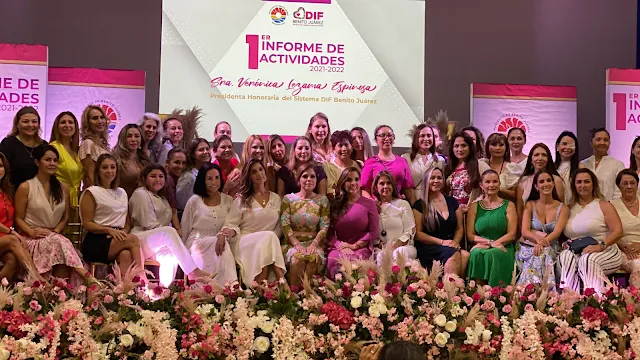La señora Verónica Lezama junto a  integrantes de las damas voluntarias del DIF Benito Juárez.