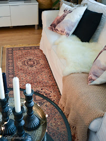 olohuone kirppislöytö itämainen matto ektorp sohva valkoinen sohva sisustus ikea