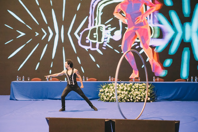 Atração inovadora de abertura Aro Acrobático de Humor e Circo Produtora para evento Rio.