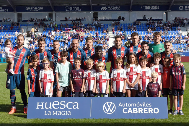 S. D. HUESCA. Temporada 2023-24. Jorge Pulido, Javi Martínez, Óscar Sielva, Jérémy Blasco, Kento Hashimoto, Samuel Obeng, Iván Martos, Hugo Vallejo, Miguel Loureiro, Álvaro Fernández, Joaquín Muñoz. S. D. HUESCA 0 🆚 C. D. ELDENSE 1 Sábado 07/10/2023, 16:15 horas. Campeonato de Liga de 2ª División, jornada 10. Huesca, estadio El Alcoraz: 4.708 espectadores. GOLES: ⚽0-1: 90+6’, Mario Soberón.