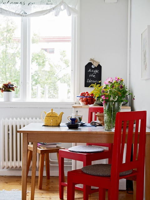 cadeiras vermelhas na cozinha