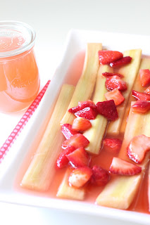 plateau rhubarbe fraises sirop