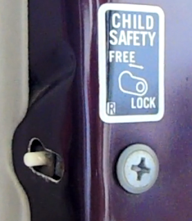 fungsi child safety lock pada mobil