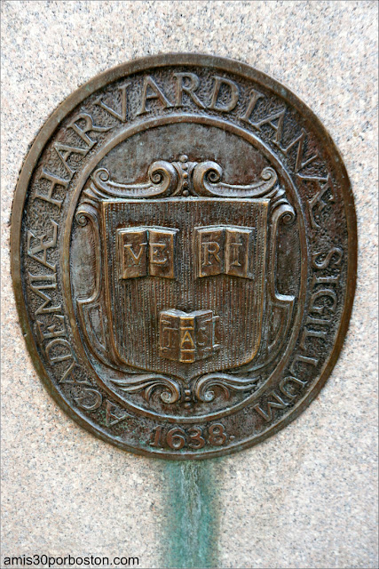 Sello de la Universidad de Harvard en la  Estatua de John Harvard