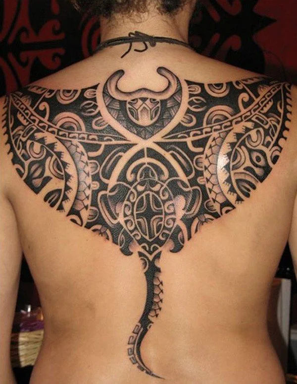 tatuaje de mantarraya para hombre en la espalda