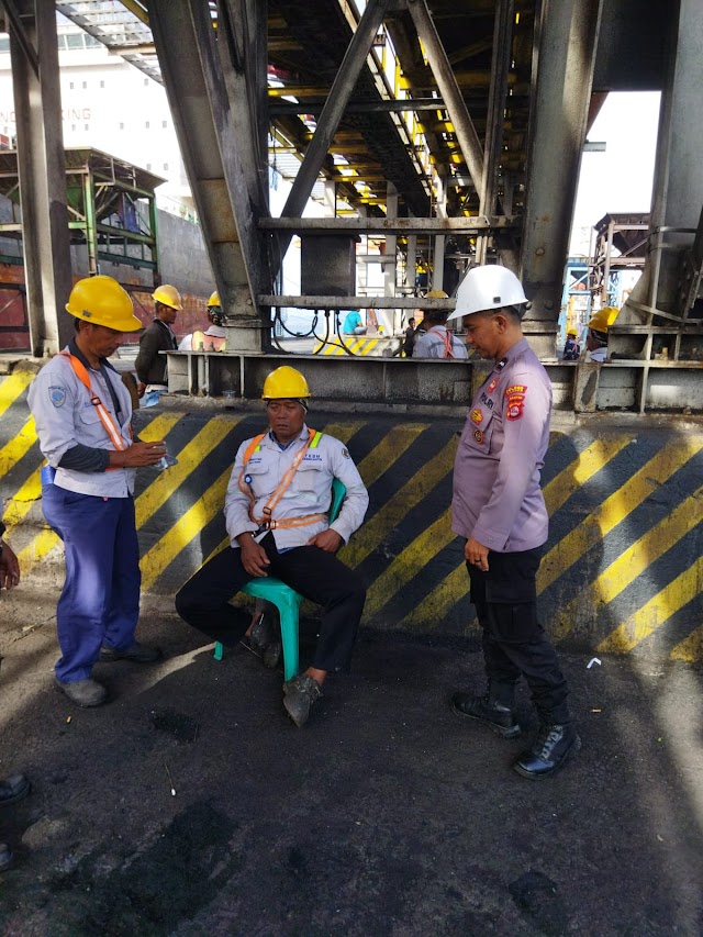 Polsek Kskp Banten Polres Cilegon Melaksanakan Giat Minggu Kasih Bersama Karyawan Pelabuhan KIP Cigading