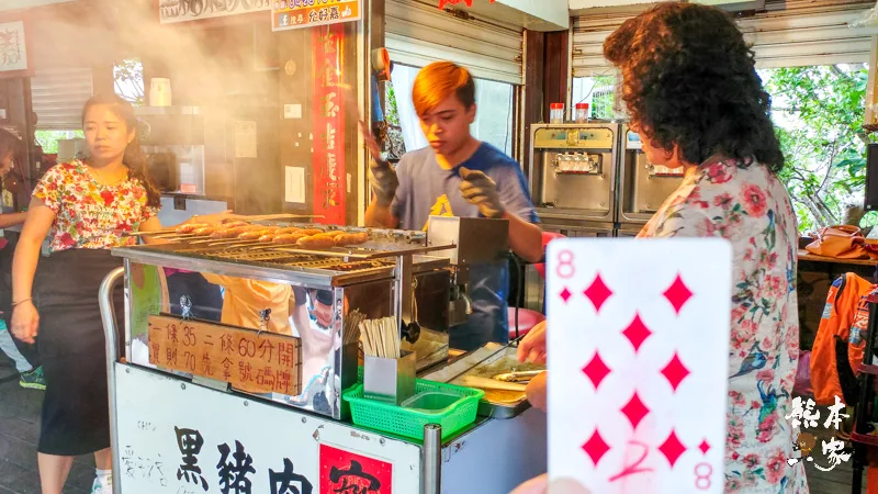 小琉球排隊美食｜山豬溝允好嘉黑糖霜淇淋香腸~手工黑豬肉蔬菜香腸