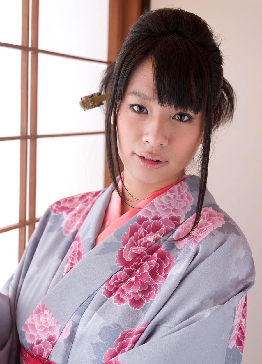 foto bugil artis bokep jepang toket gede,Hana Haruna. wanita jepang dengan payudara montok memeakai kimono pose seksi sembari melucuti pakainya 