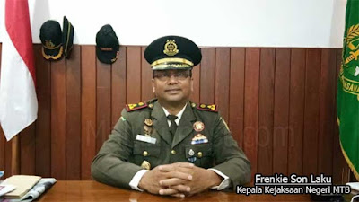 Saumlaki, Malukupost.com - Jaksa penyidik pada Kejaksaan Negeri Maluku Tenggara Barat (MTB) telah menetapkan Hendro Wibisono, kontraktor atau pimpinan PT. Tiga Ikan sebagai tersangka dalam kasus dugaan tindak pidana korupsi pembangunan drainase di desa Sifnana, Kecamatan Tanimbar Selatan, Kabupaten Maluku Tenggara Barat (MTB) tahun anggaran 2015. “Dari total dana Rp9 miliar lebih untuk kegiatan itu telah dicairkan semuanya, termasuk ada item anggaran rekondisi jalan senilai Rp1,03 miliar yang telah dicairkan pada tahun 2015 tetapi hingga kini belum ada kegiatan rekondisi jalan yang dirusaki untuk pembangunan drainase dibawah jalan,” kata Kepala Kejaksaan Negeri MTB, Frenkie Son Laku di Saumlaki, Selasa (24/7).