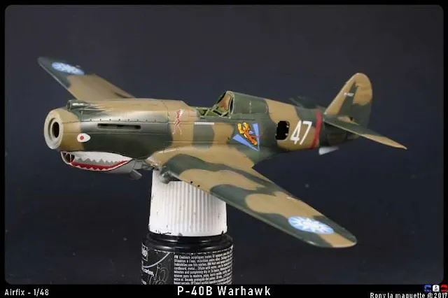 La pose des décalcomanies du P-40B Warhawk.