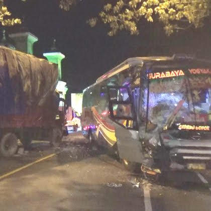 Ngawi berita kecelakaan hari ini terkini terbaru-Bus Sugeng Rahayu Hantam Truk di Ringroad