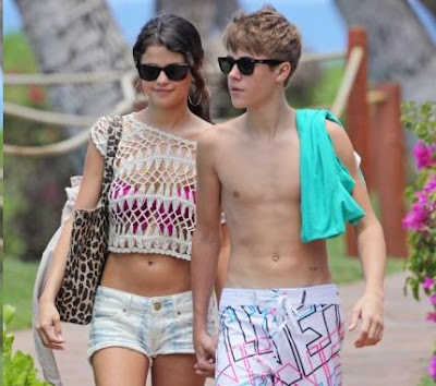  Bieber and girlfriend Selena Gomez Hawaii Beach hot Bikini Pictures