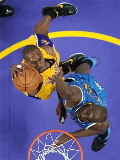 kevin garnett dunking on kobe. Great poster dunk by Kobe on