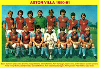 ASTON VILLA F. C. - Birmingham, Inglaterra - Temporada 1980-81 - Deacy, Bremner, Gary Williams, Rimmer, McNaught, Allan Evans, Gibson y Cowans; Morley, Geddis, Mortimer, Ron Saunders (manager), Swain, Peter Withe y Gary Shaw - El Aston Villa se proclamó Campeón de la First Division inglesa, ganando su 7º título de Liga. Aquí están posando con la Copa