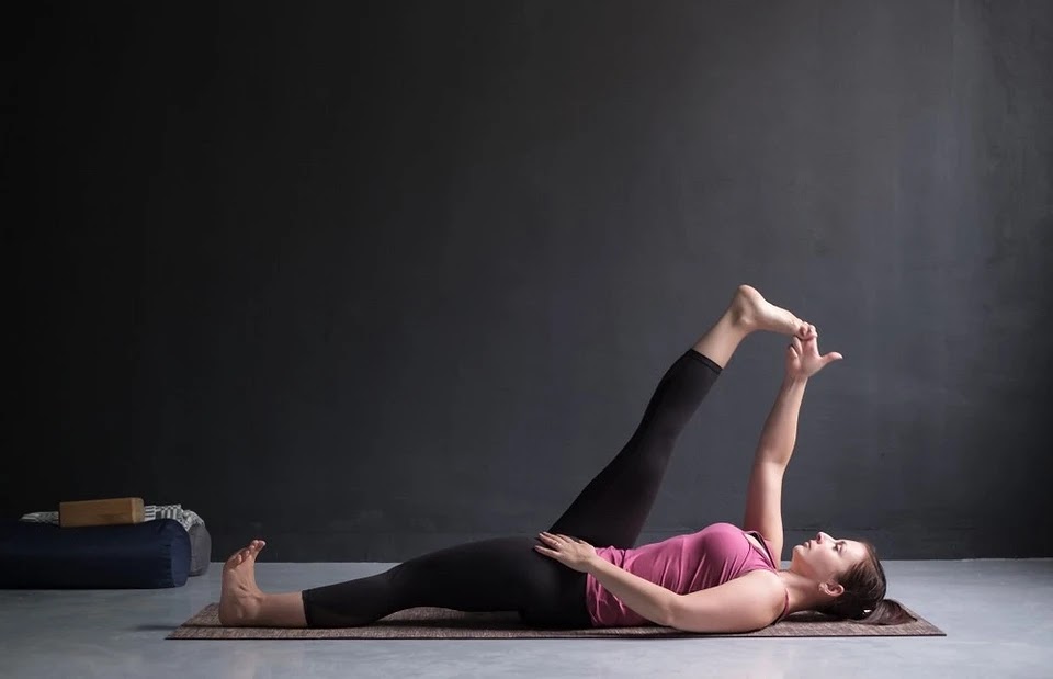 Pose with the capture of the big toe in the prone position (Supta Padangusthasana)