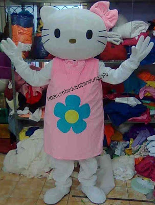foto kostum karakter hello kitty badut