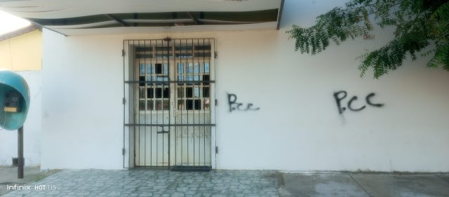 Fachada do prédio da Delegacia de Buriti dos Lopes é pichada com sigla de facção criminosa