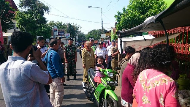 KORAMIL 07 GATAK PANTAU KEGIATAN PENERTIBAN PEDAGANG OPROKAN