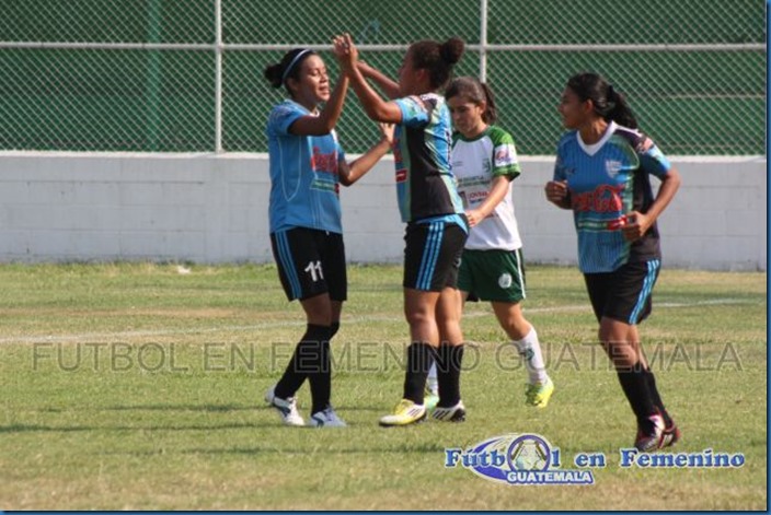 festejo del equipo reu gol. (2)