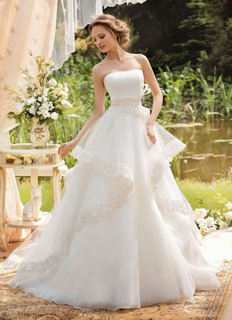 Màu trắng cổ điển của váy cưới cô dâu vẫn khiến tân nương nổi bật
