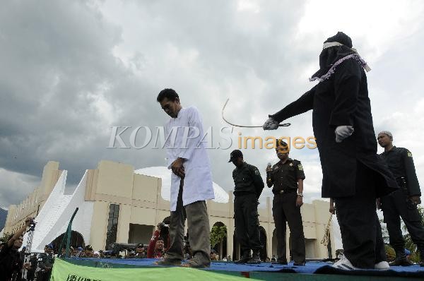 Eksekusi Hukuman Cambuk di Aceh Besar  