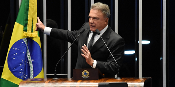 Temer devia pedir desculpas à Nação e renunciar imediatamente, declara Alvaro Dias