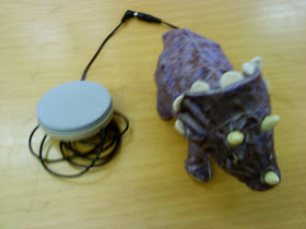 Foto de un juguete adaptado: peluche al que se le ha acoplado un pulsador