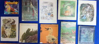 Niebieskie tło wystawka biblioteczna z książkami Andersena które są do wypożyczenia w filii i ilustracjami z jego baśni