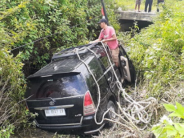 Satu Unit Mobil Terperosok di Toba