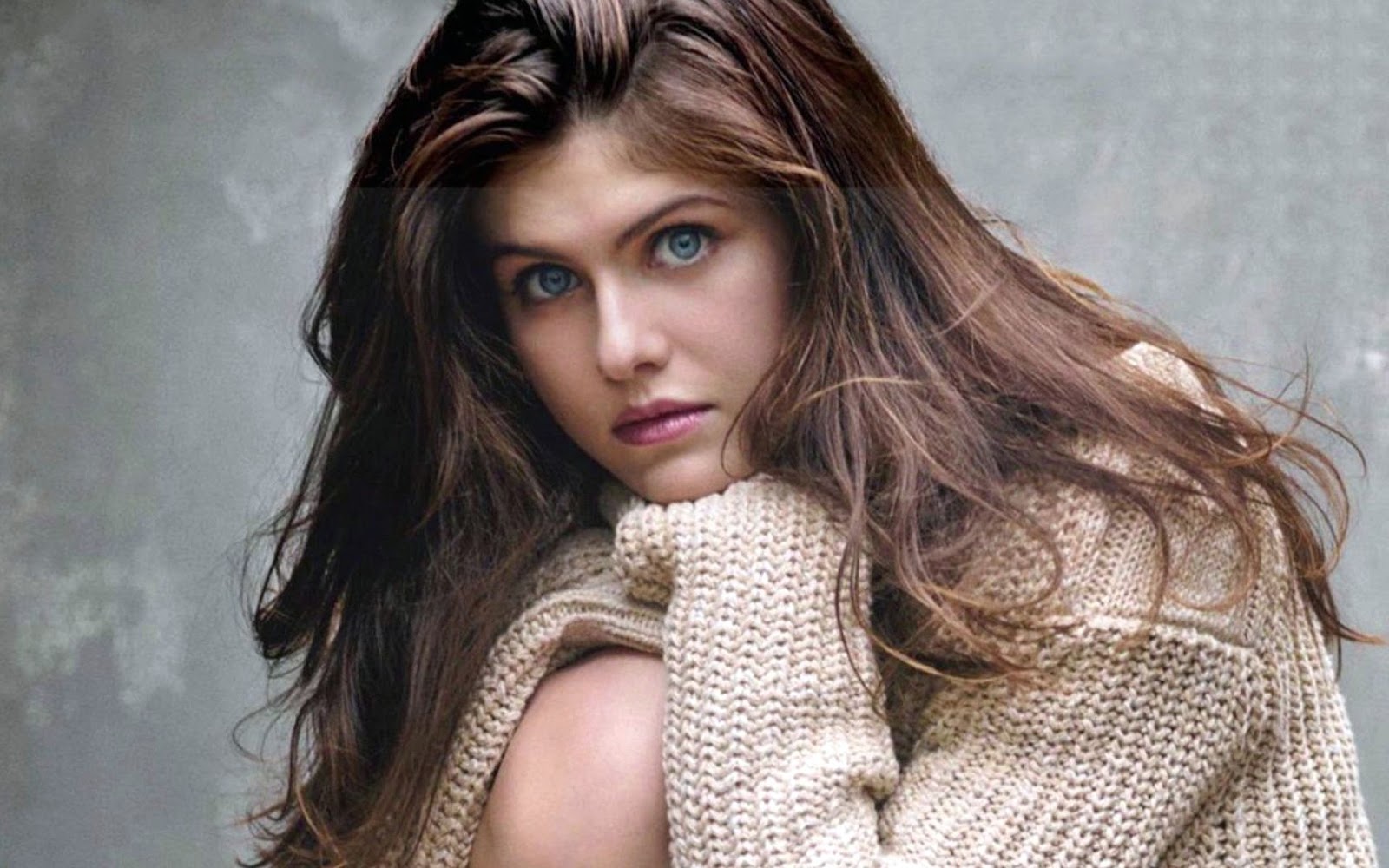 Alexandra Daddario HD Images and Wallpapers - Hollywood Actress