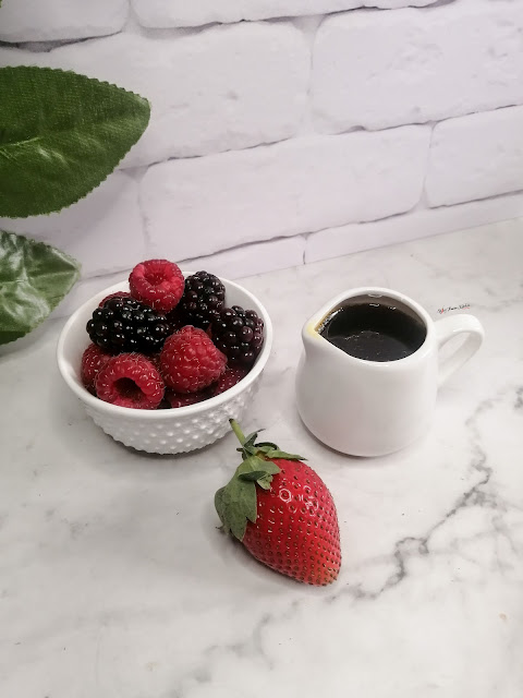 pancakes, brunch, breakfast, food, food flatlay, hot chocolate, food blogger, food photography, food pictures, strawberries, raspberries, golden syrup, maple syrup, sunday breakfast, sunday brunch, sweet and savoury, birthday pancakes, birthday,