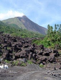 Volcano erupts in eastern Indonesia