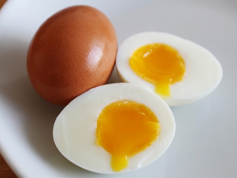 4 Bahaya Makan Telur Mentah  atau Setengah Matang Bagi 