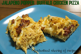 Jalapeno Popper Buffalo Chicken Pizza - a spicy food lover's dream pizza #recipe