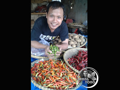  Foto pedagang pasar Pabuaran Mang Mansur Bin Anen.