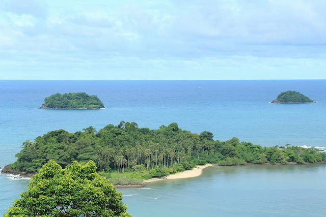 เกาะช้างเป็นเกาะที่มีชื่อเสียงและท้องทะเลใหญ่ที่สุดในจังหวัดตราด 