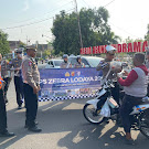 Hari Ke-12 Operasi Zebra Lodaya 2024, Satlantas Polres Indramayu Bagikan Helm dan Edukasi Lalu Lintas