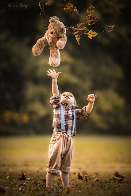 A inseparável amizade dos filhos de A inseparável amizade de crianças com seu urso Ted por Adrian Murray com seu urso Ted