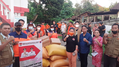 Pemkab Mitra Serahkan Bantuan Untuk Korban Abrasi Pantai Di Minsel