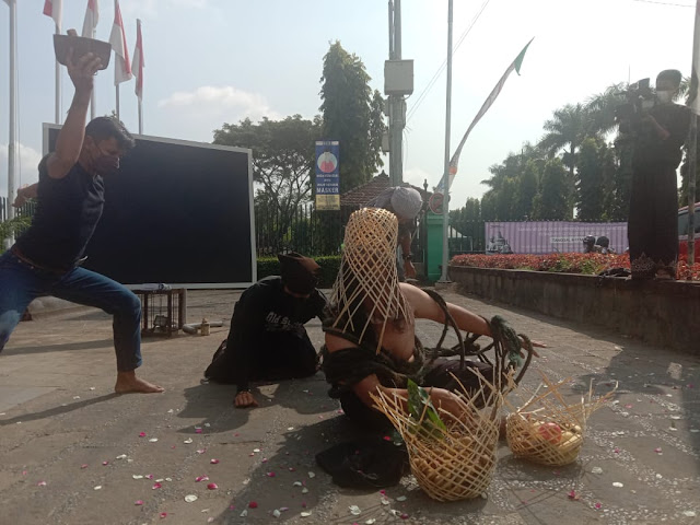 Caption: Sejumlah seniman dari KSBI menyuguhkan performance art berjudul ‘entah’ di depan pintu masuk obyek wisata Candi Borobudur, Kabupaten Magelang, Jawa Tengah, Senin (17/5/2021). Foto: Istimewa