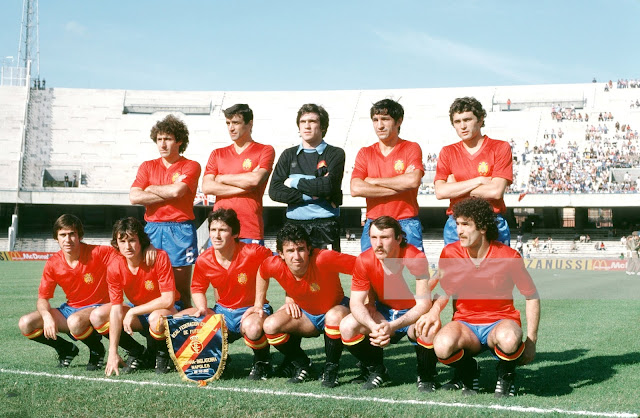 SELECCIÓN DE ESPAÑA. Temporada 1979-80. Francisco Javier Uría, José Ramón Alesanco, Luis Miguel Arconada, Antonio Olmo, Rafael Gordillo. Julio Cardeñosa, Enrique Saura, Carlos Santillana, Juanito, Cundi, Jesús Mari Zamora. SELECCIÓN DE INGLATERRA 2 🆚 SELECCIÓN DE ESPAÑA 1 Miércoles, 18/06/1980: 17:45 horas. VI Copa de Europa de Selecciones Nacionales Italia 1980, fase de grupos, Grupo II, jornada 3. Nápoles, Italia, estadio San Paolo: 14.440 espectadores. GOLES: ⚽1-0: 19’, Trevor Brooking. ⚽1-1: 48’, Dani, de penalti. ⚽2-1: 61’, Tony Woodcock.