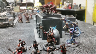 A tyranid lictors springs his trap and assaults my sorcerer. 