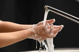Cuci Tangan Menggunakan Air Mengalir dan Sabun