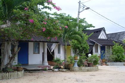 Chalet Kelantan Tepi Pantai : Chalet di Teluk Cempedak - TeamTravel.My : In the evening there are many stalls that sell fried xl squid prawn fish and coconut water.