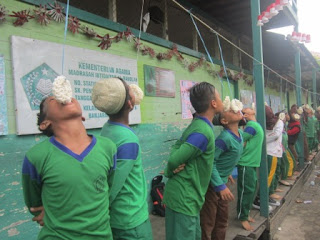 Lomba Makan Kerupuk HUT RI ke 72 Tahun 2017 MI Al Raudlah