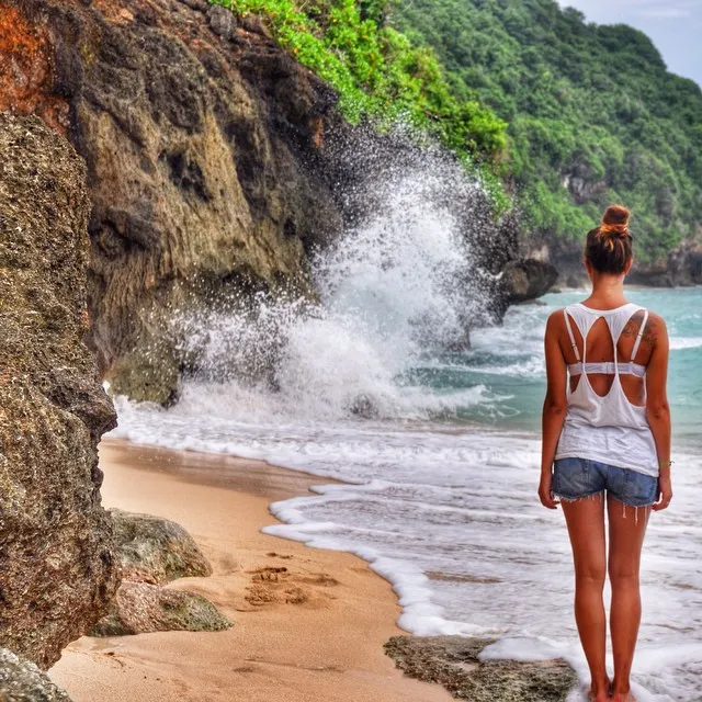 foto keren pantai bali cliff atau green bowl