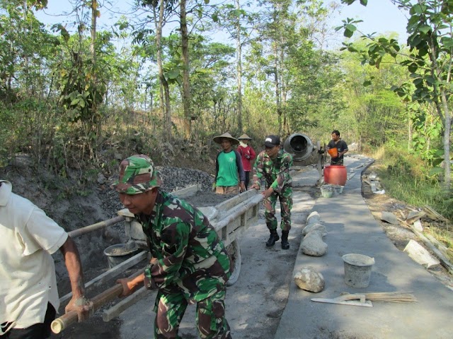 WARGA PELESAN NGUTER BERSAMA TNI BETONISASI JALAN