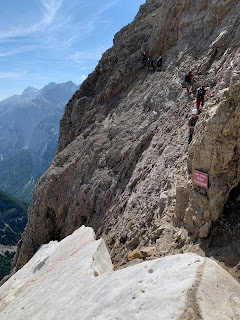 Knifflige, stark ausgesetzte Passage nach der Sulzleklammspitze vor einem noch immer imposanten Altschneefeld